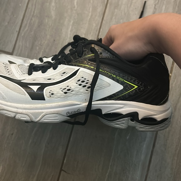 Mizuno Wave Lightning Z5 women’s volleyball shoe - Picture 3 of 6